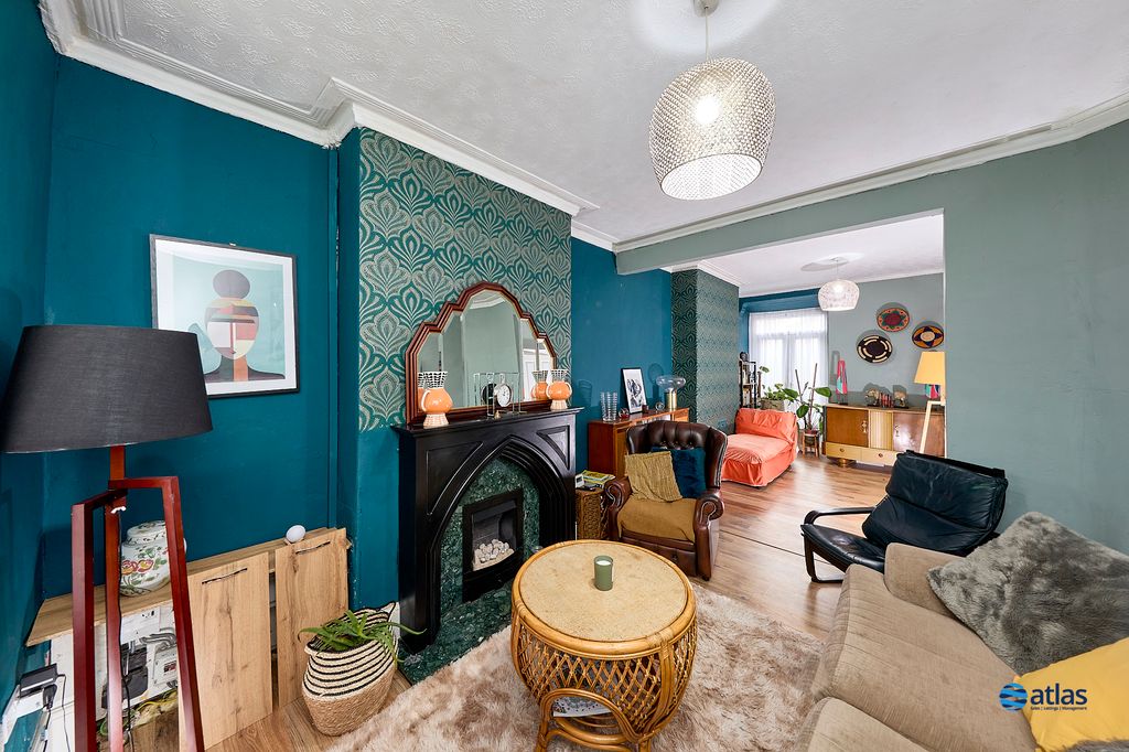 Property photo 3 of 18 Lounge