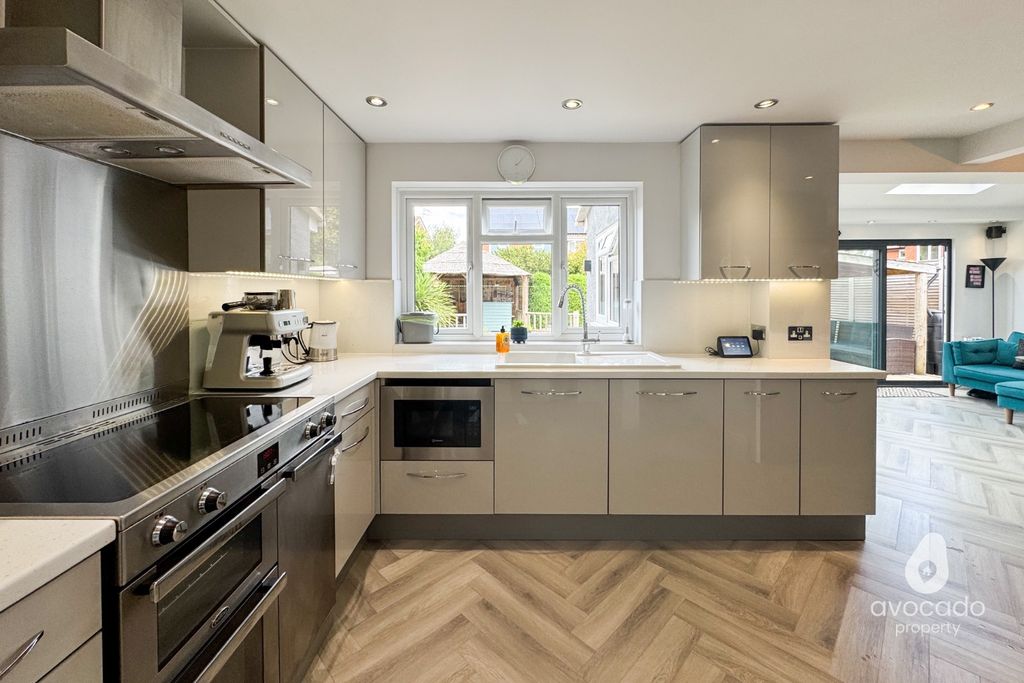 Property photo 2 of 31 5270553