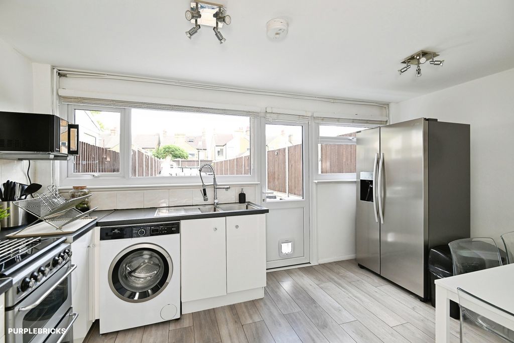 Property photo 3 of 16 Kitchen