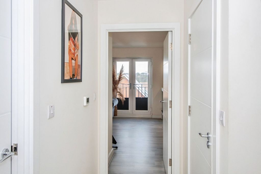 2 bed flat for saleRuston Close, Reading RG2 photo 5