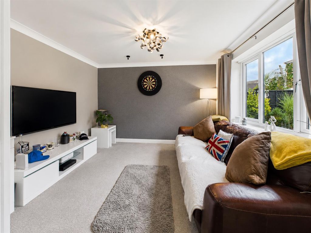 Property photo 2 of 18 Lounge