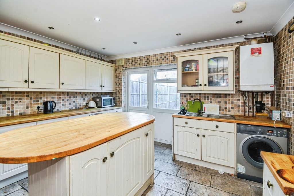 Property photo 2 of 20