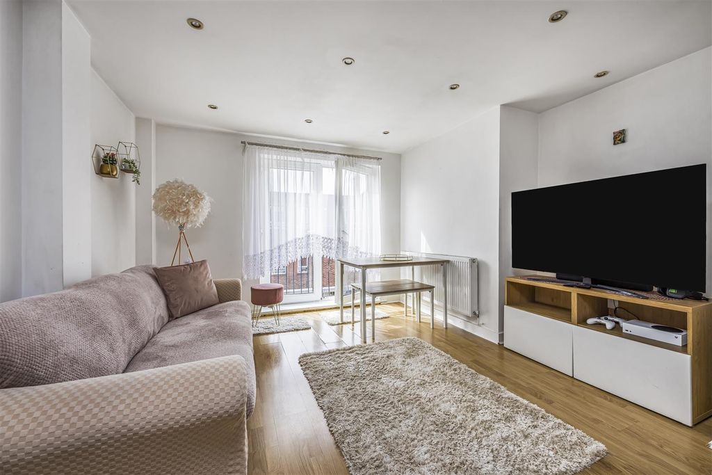 Property photo 2 of 20 Flat 9, 43-45 Elm Grove, Southsea-Porticomarketing