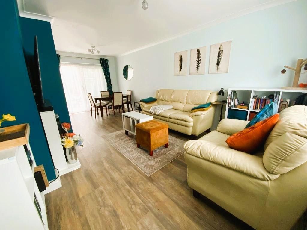 Property photo 2 of 20 Living Room 22'5 x 11'7
