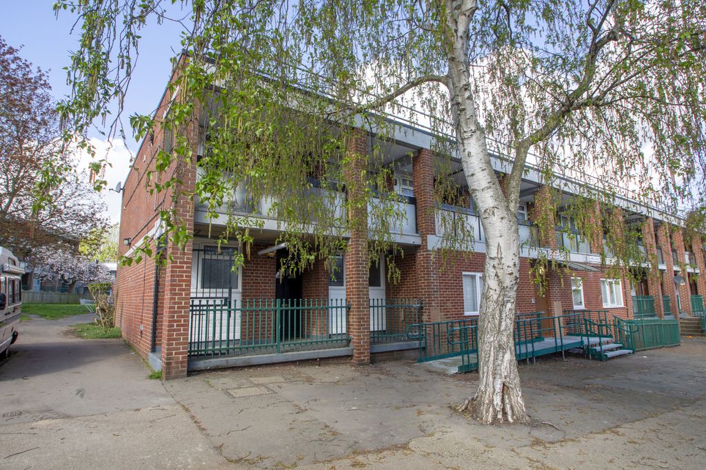 Property photo 1 of 7 One Bedroom Ground Floor Flat In Lee, Se12