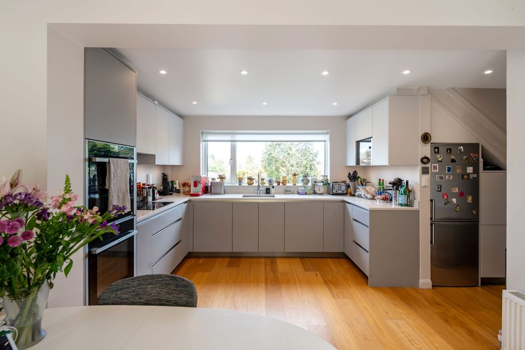 Property photo 3 of 25