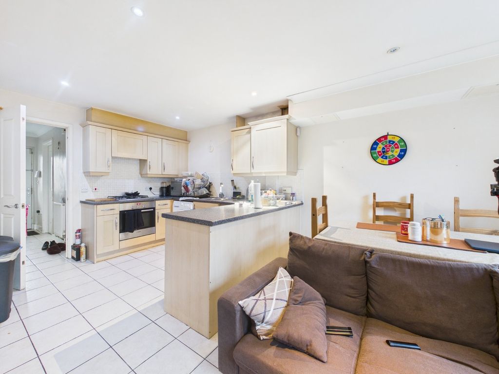 Property photo 3 of 11 Kitchen