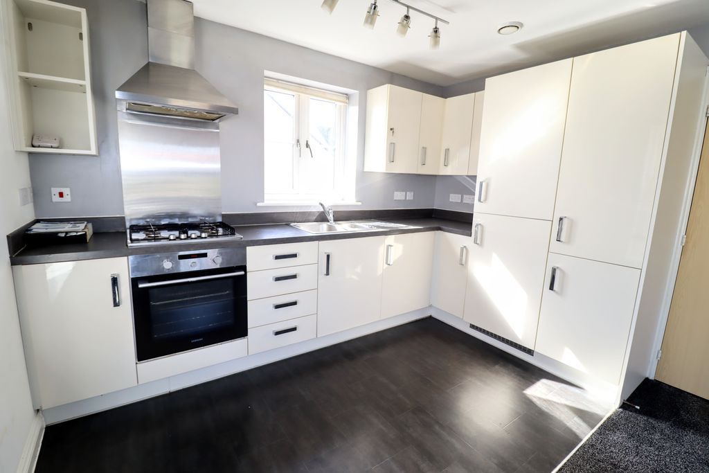 Property photo 3 of 11 Kitchen