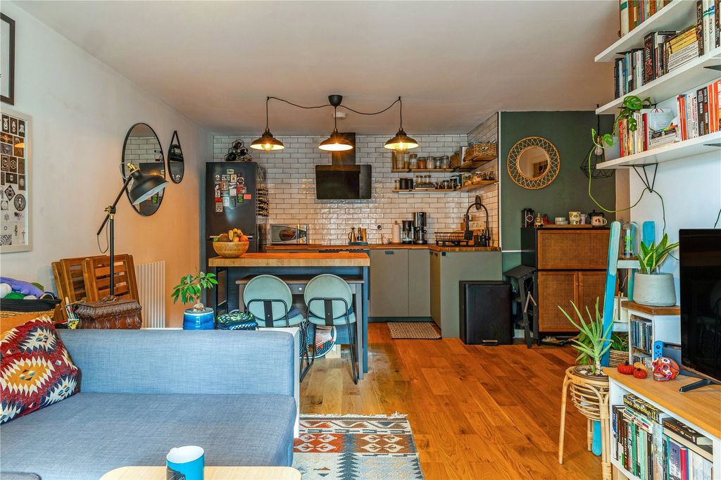 Property photo 3 of 14 Lounge/Kitchen