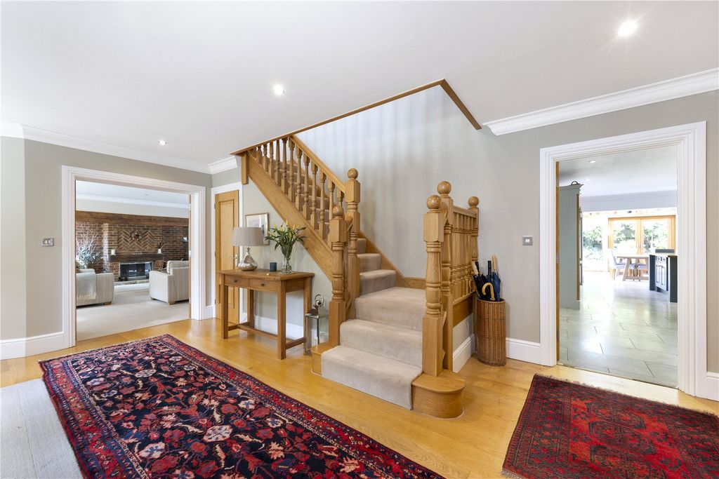 Property photo 3 of 25 Entrance Hall