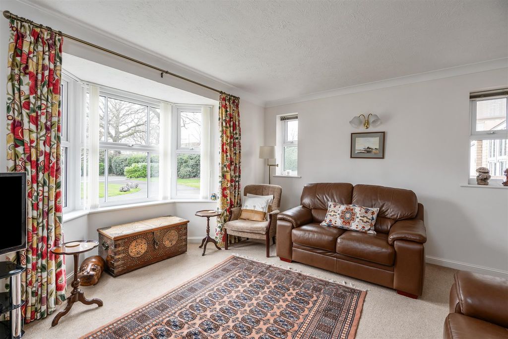 Property photo 3 of 13 4 Barwell Close_9.Jpg