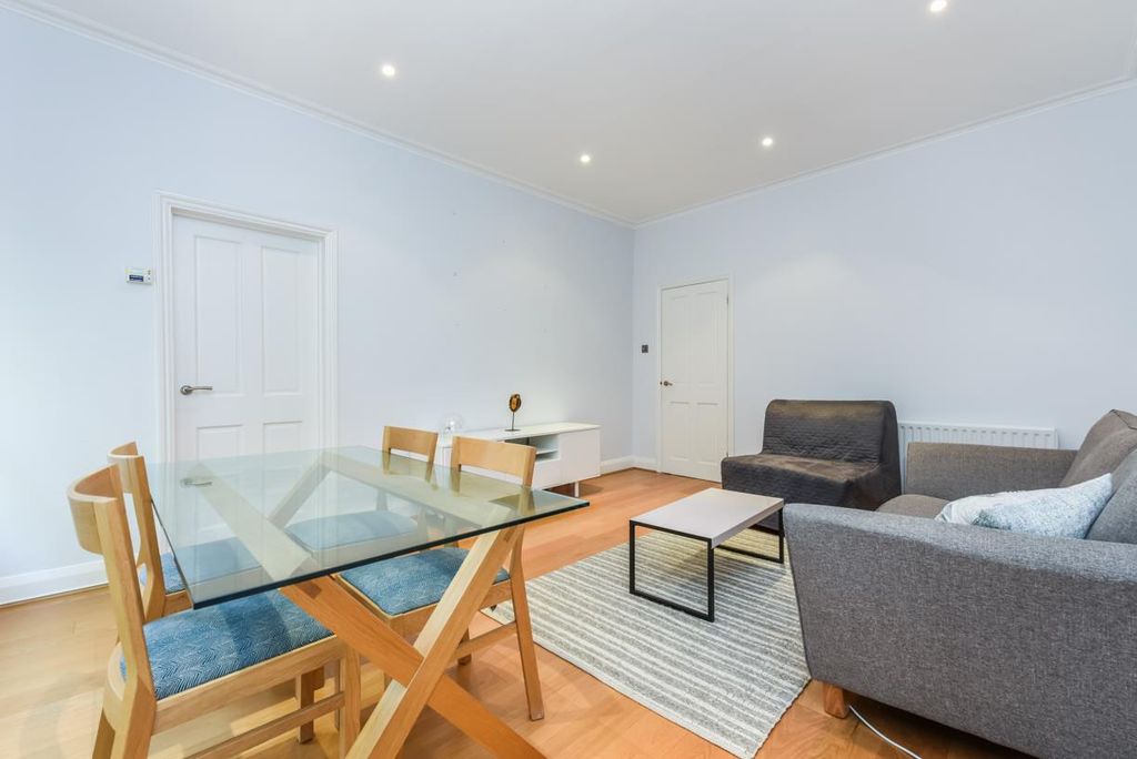 Property photo 3 of 9 5, 72 Cornwall Gardens Recp 2.Jpg