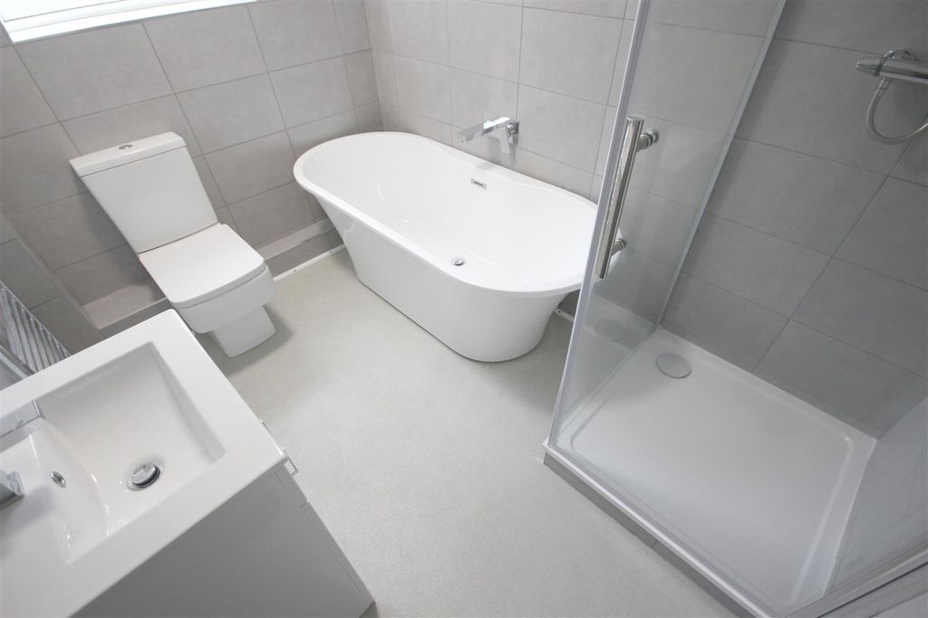 Property photo 3 of 14 Bathroom