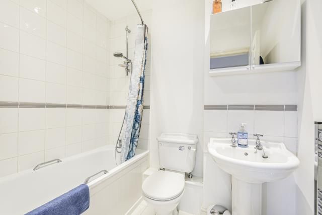 Property photo 3 of 10 Bathroom