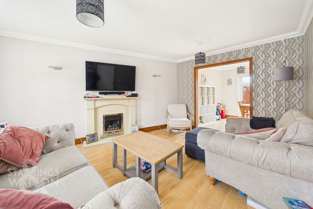 Property photo 2 of 27