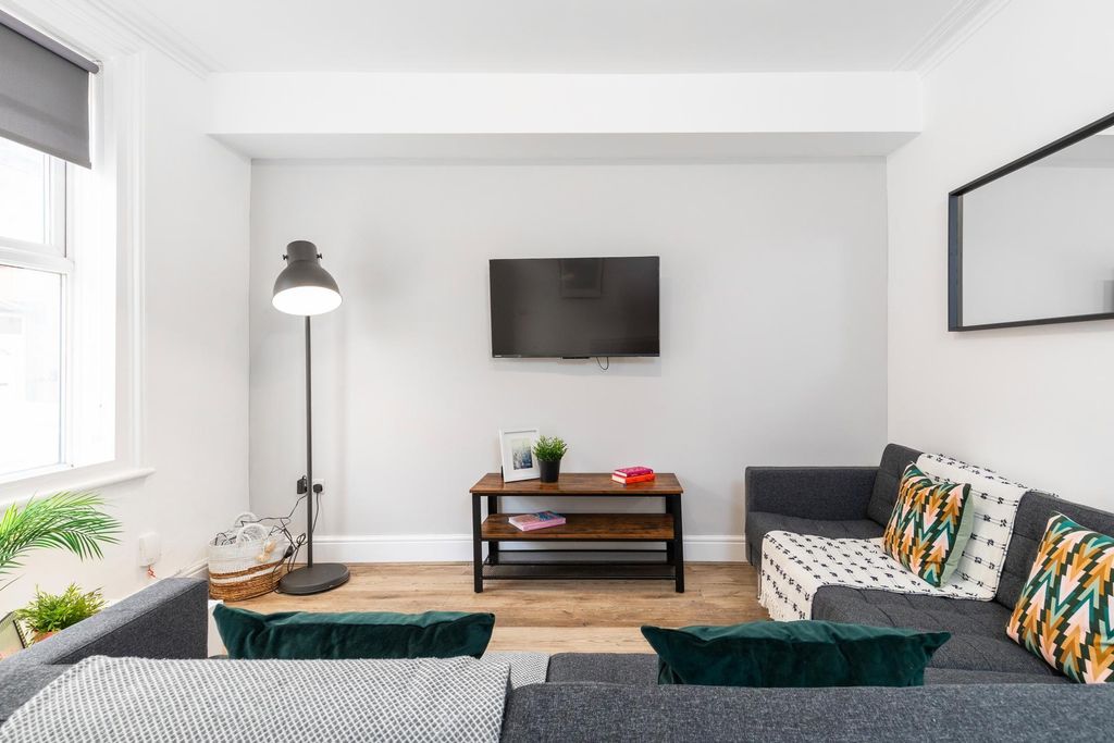 Property photo 1 of 18 Bright, Modern Living Room With Comfortable Seatin...