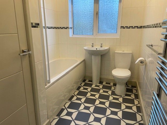 Property photo 2 of 10 Bathroom