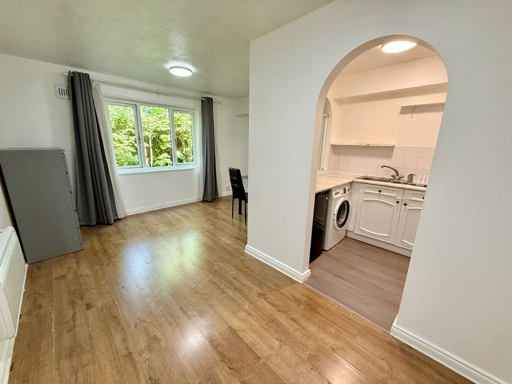Property photo 1 of 10 1-Bedroom Flat Next To Chadwell Heath