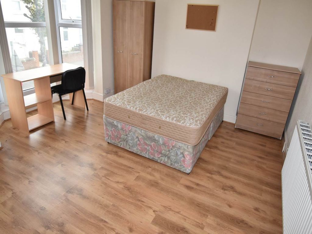 Property photo 3 of 10 Bedroom 5 Photo 1