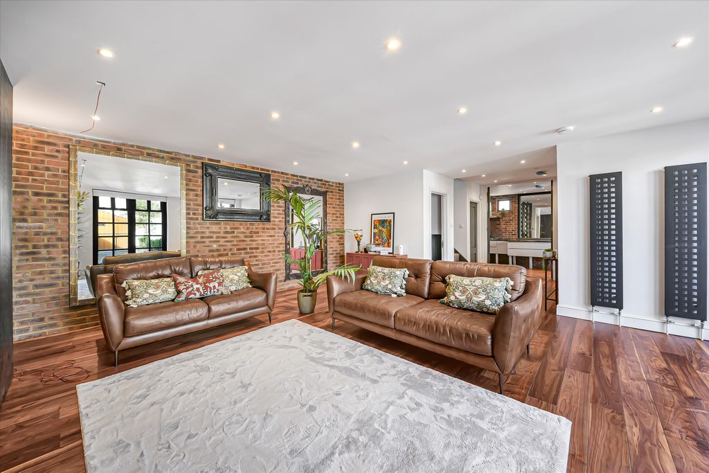 Property photo 3 of 24 Image