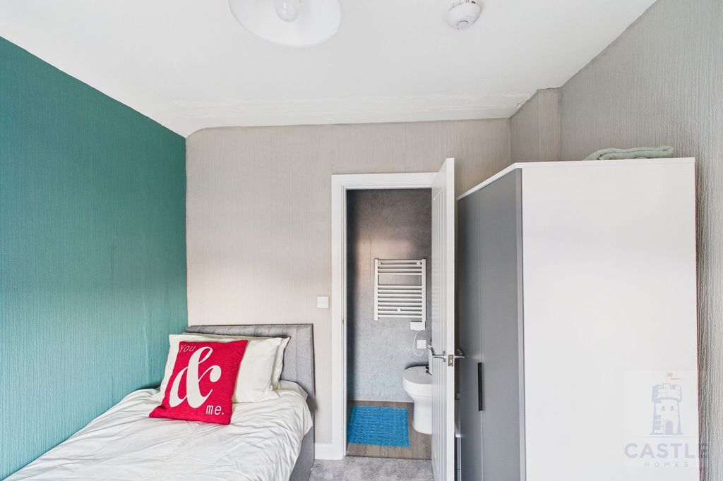 Property photo 3 of 11 Bedroom 3