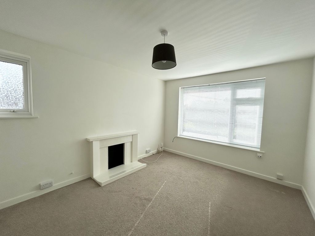 Property photo 3 of 13 Lounge