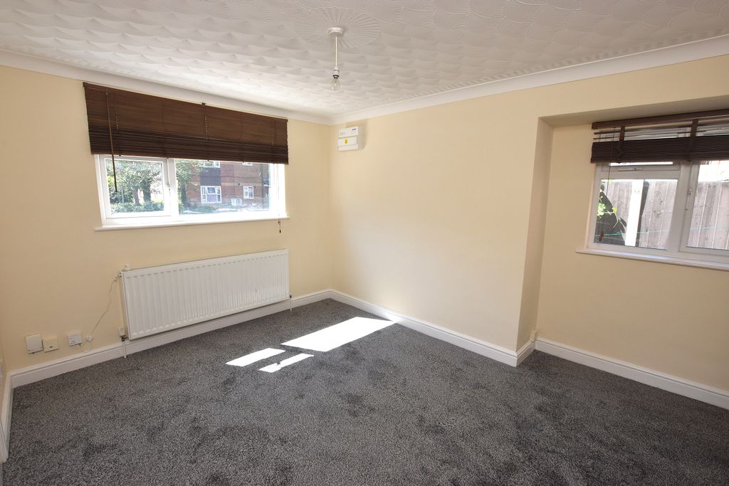 Property photo 3 of 6 Lounge 1