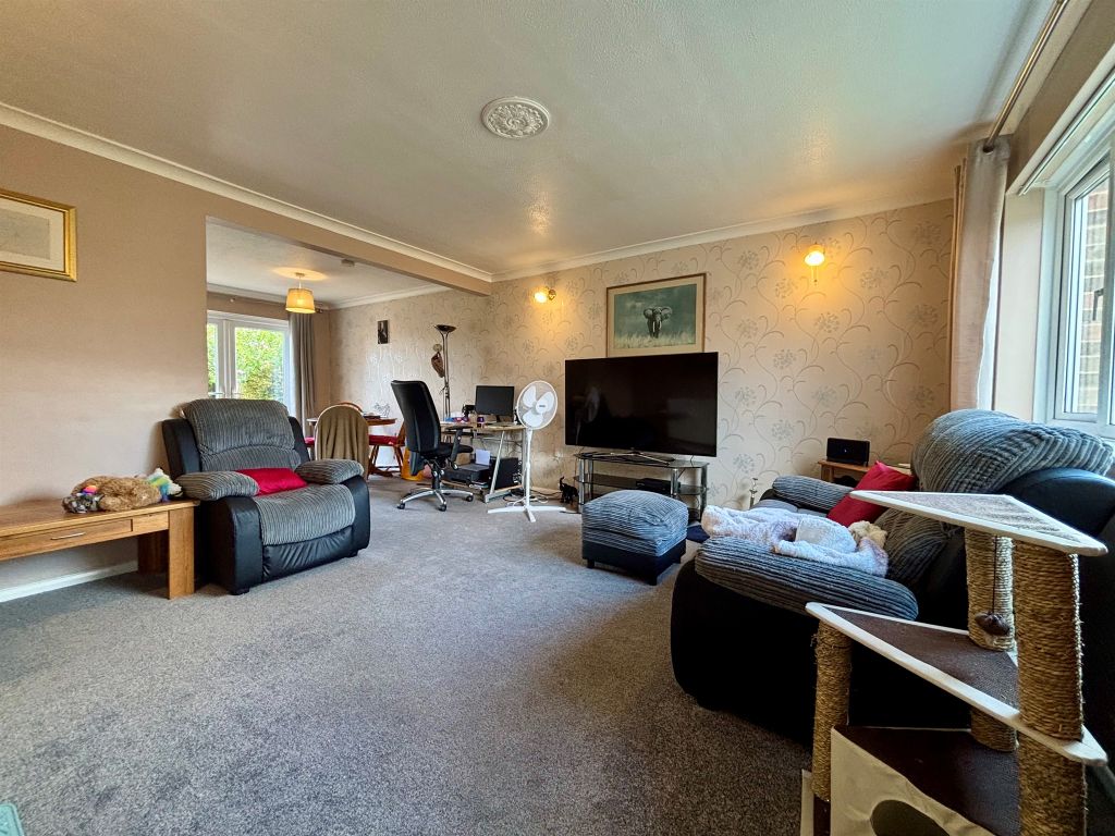 Property photo 2 of 17 Lounge