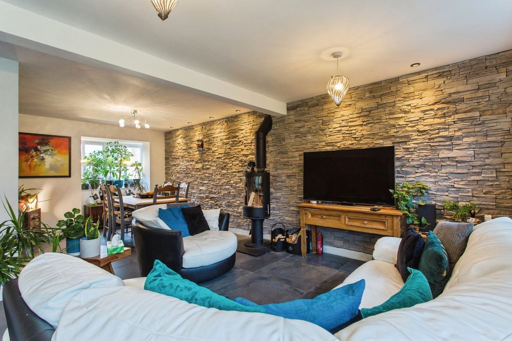 Property photo 3 of 17 Photo