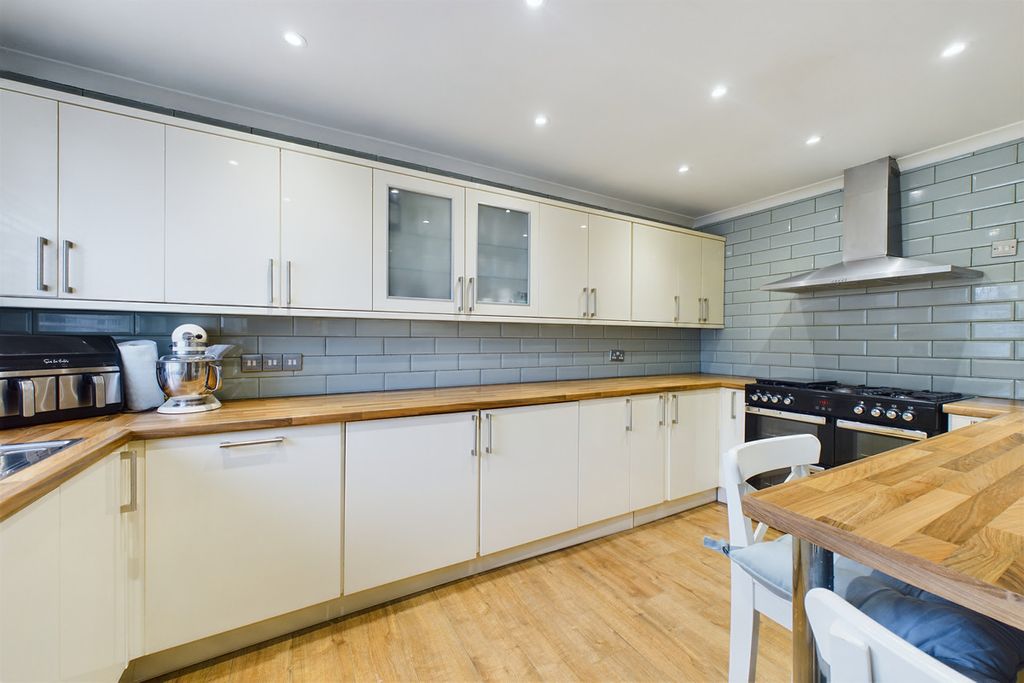 Property photo 2 of 33