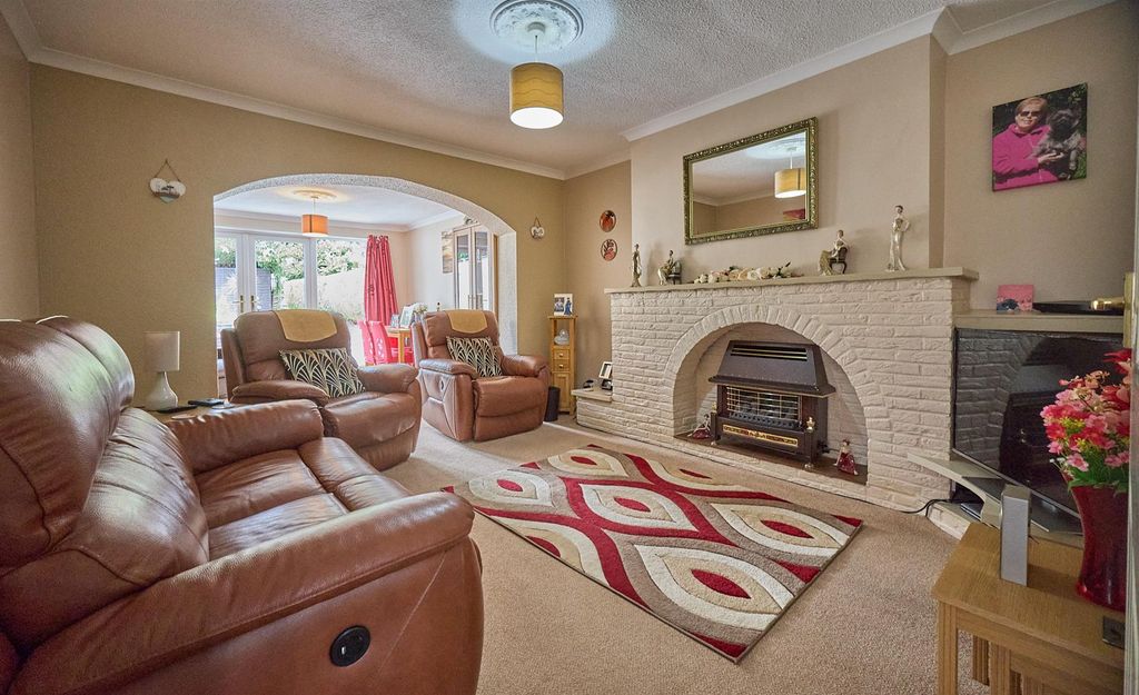 Property photo 3 of 11 Lounge Area