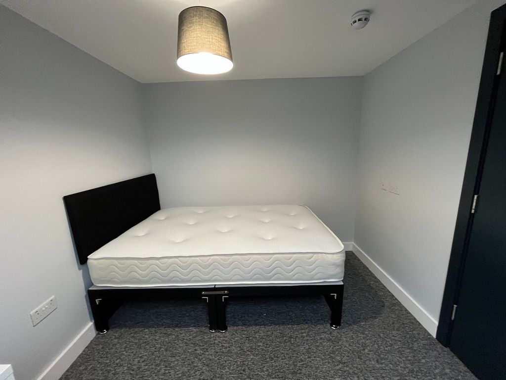 Property photo 3 of 9 A Spacious And Clean Double Bedroom Ready For Stud...