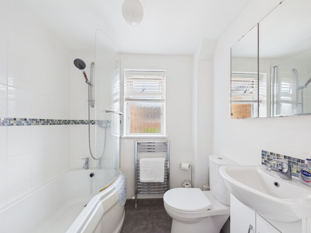 Property photo 3 of 9 Bathroom