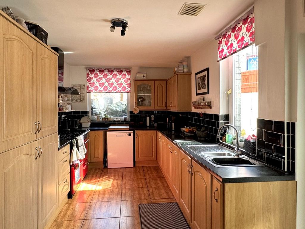 Property photo 2 of 16 Kitchen