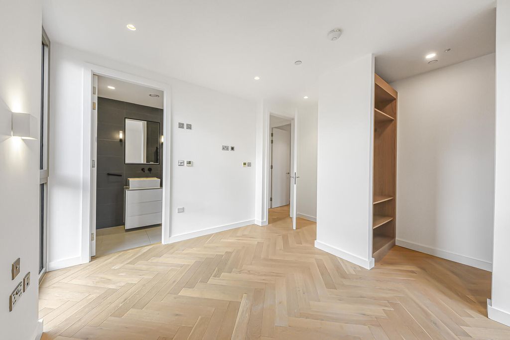 Property photo 3 of 17 Bedroom