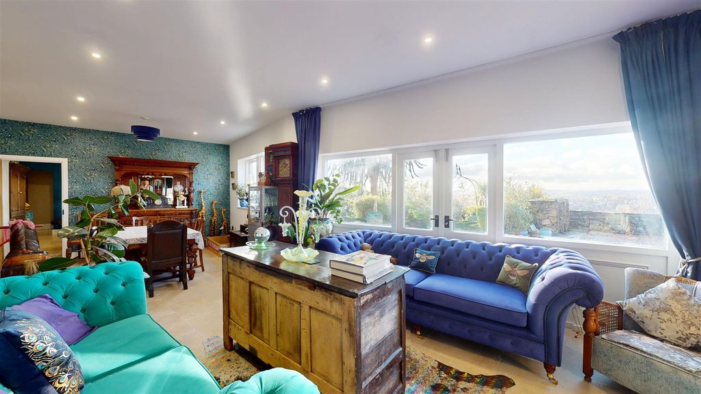 Property photo 2 of 23 Lounge