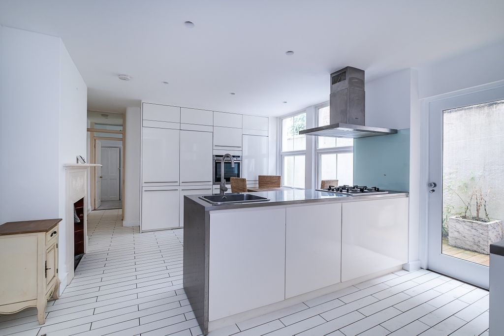 Property photo 3 of 14 165-Latchmere-Roa...