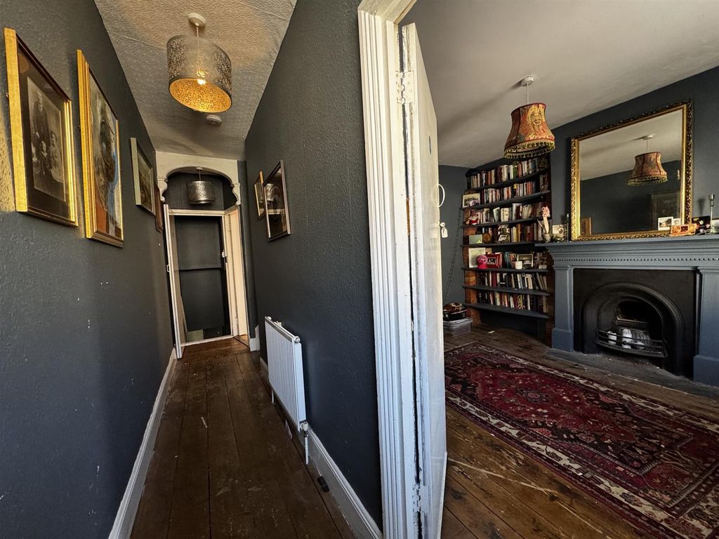 Property photo 3 of 17 Entrance Hall: