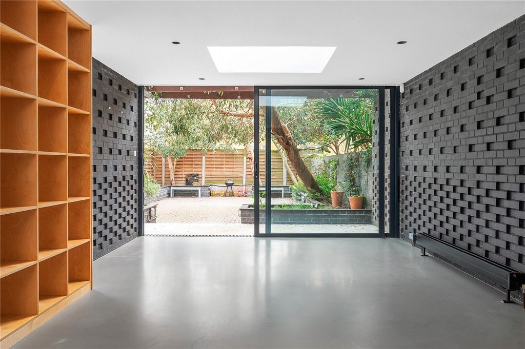 Property photo 2 of 25 Reception/Kitchen