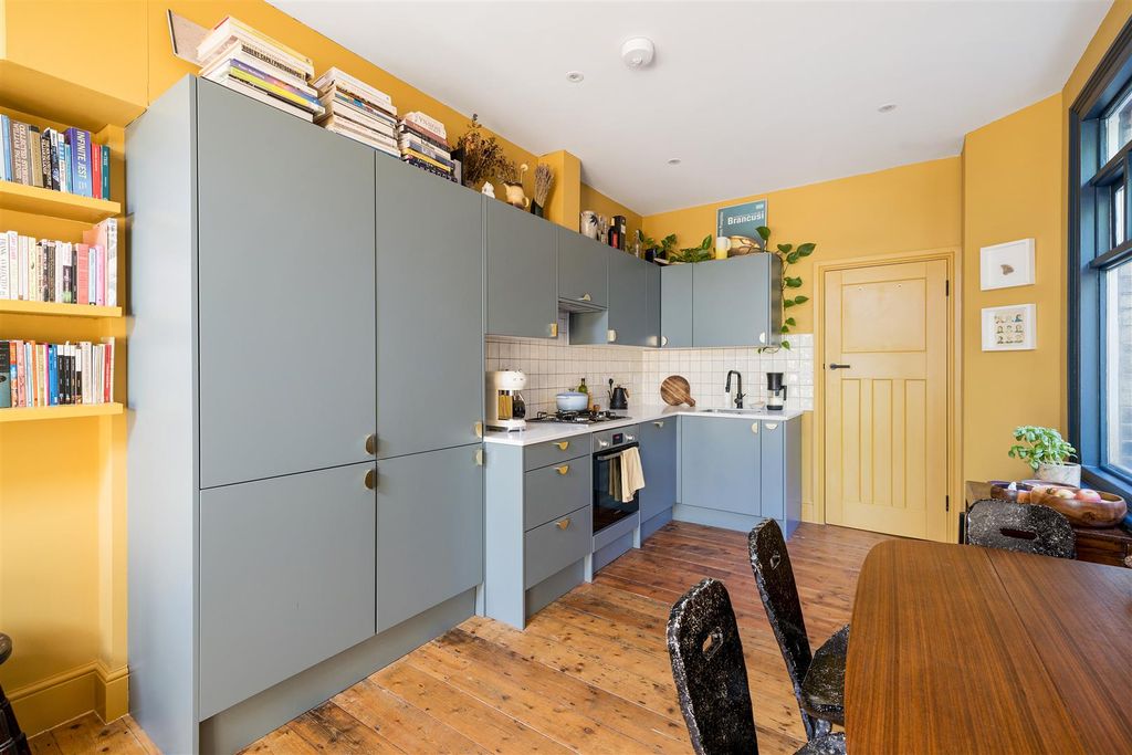 Property photo 3 of 34 Cleveleys Road, E5