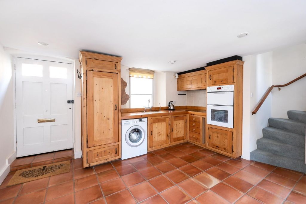 Property photo 2 of 10 18 Prior Park Road,