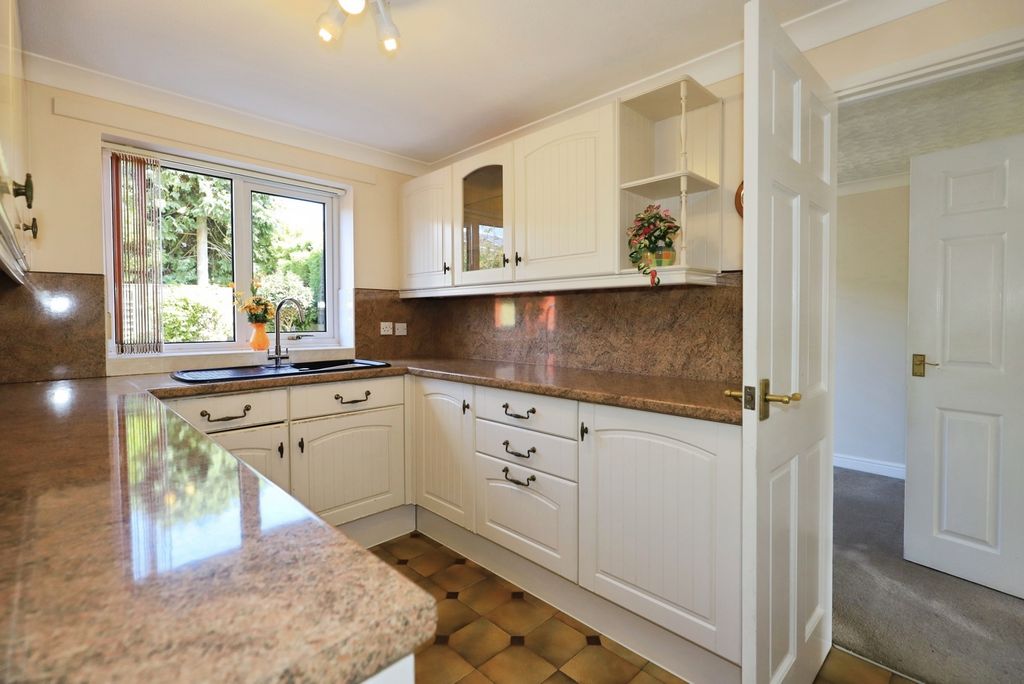 Property photo 3 of 13 Fitted Kitchen