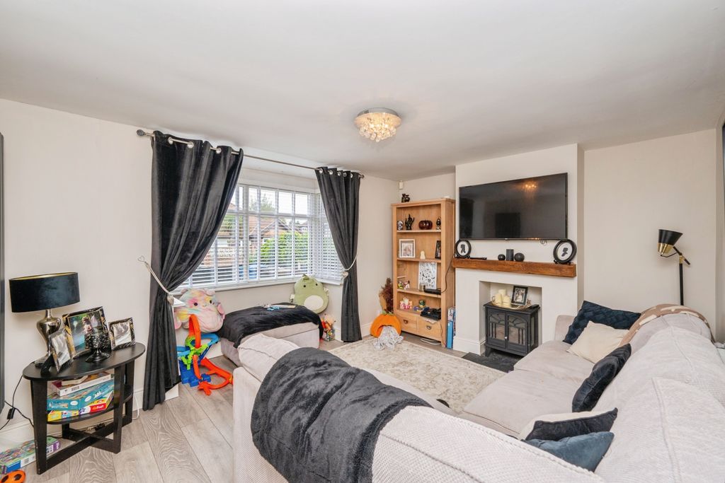 Property photo 3 of 20 Bay Fronted Lounge