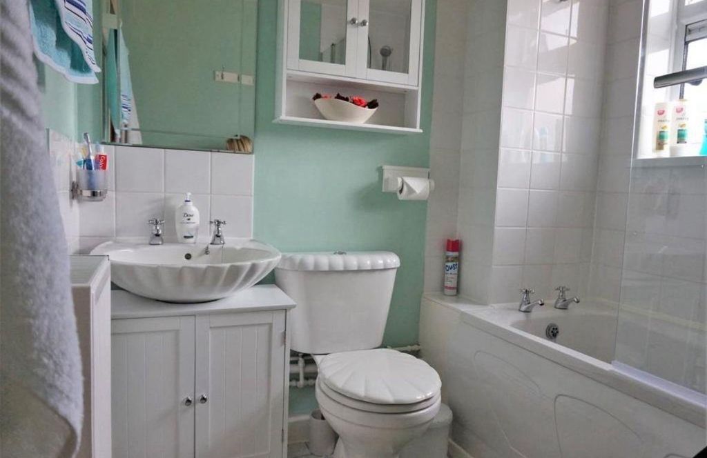 Property photo 1 of 8 Bathroom.Jpg