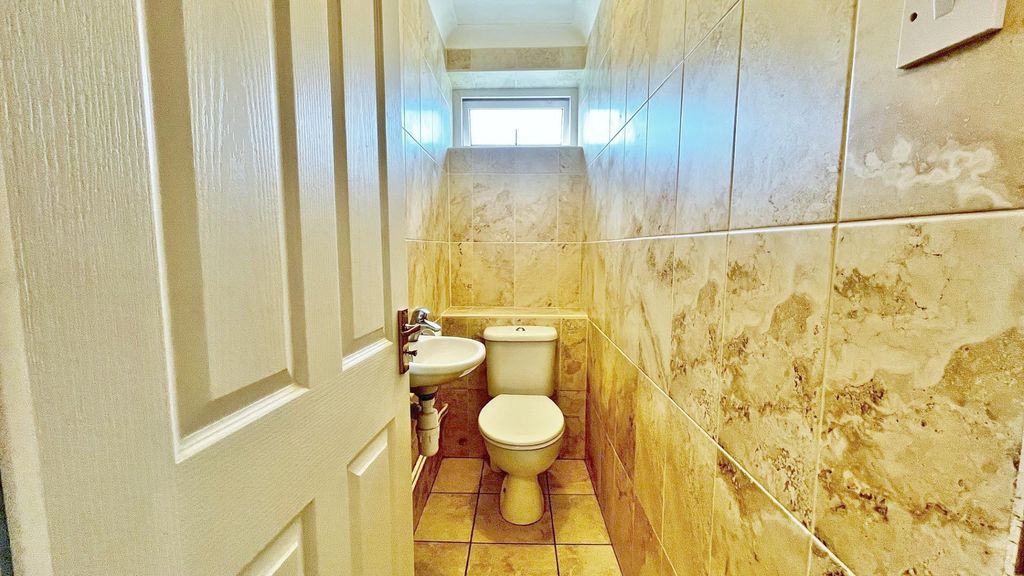 Additional image 20 of 2 bed flat for saleFrinton Court, The Esplanade, Frinton-On-Sea CO13