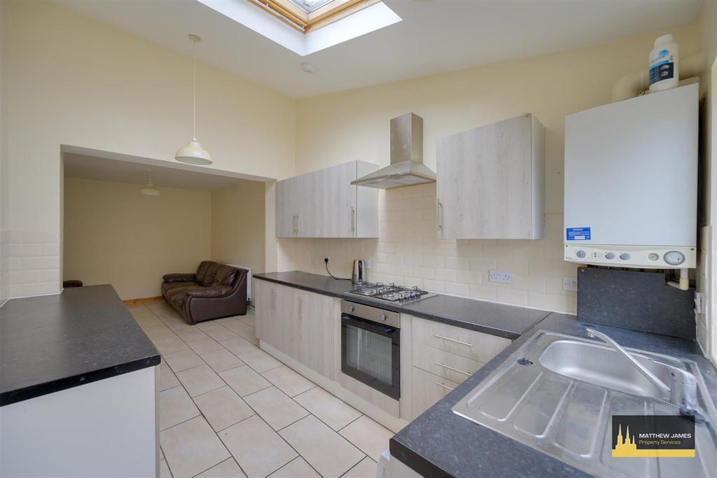Property photo 3 of 17 Kitchen/ Dining