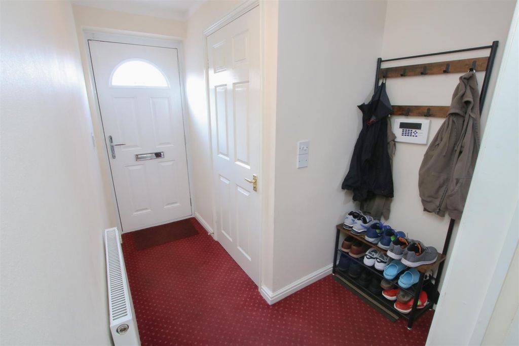 Property photo 3 of 19 Entrance Hall