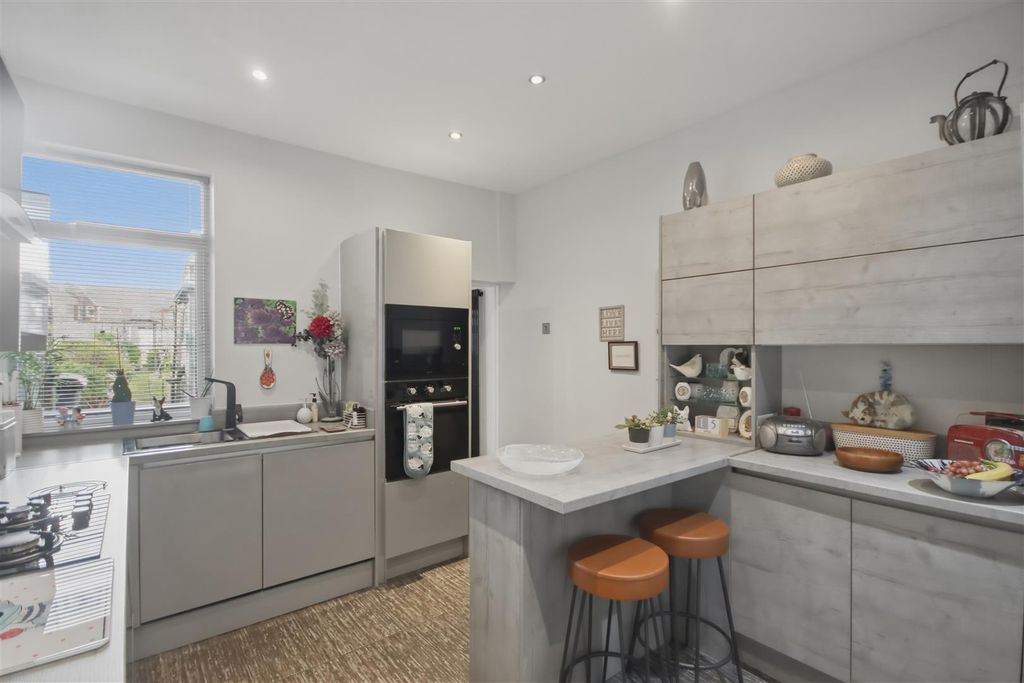 Property photo 2 of 10 Kitchen