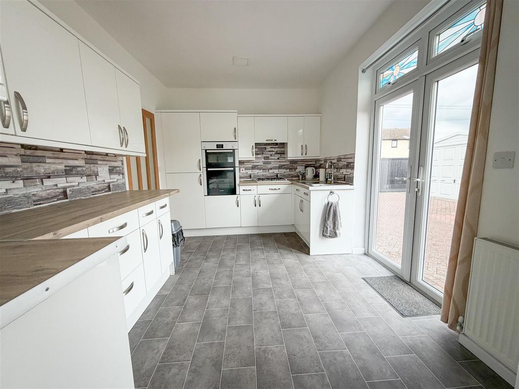 Property photo 2 of 31 Kitchen