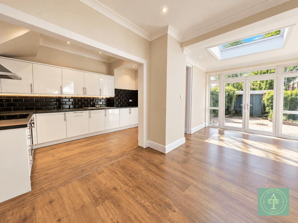 Property photo 1 of 12 Three Bedroom Terraced House